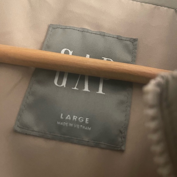 GAP Men's Khaki Puffer Vest - Picture 4 of 6